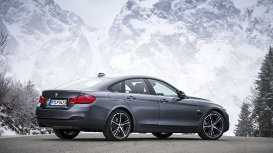 BMW met le tableau de bord sur le pare-brise pour éviter au conducteur de  baisser