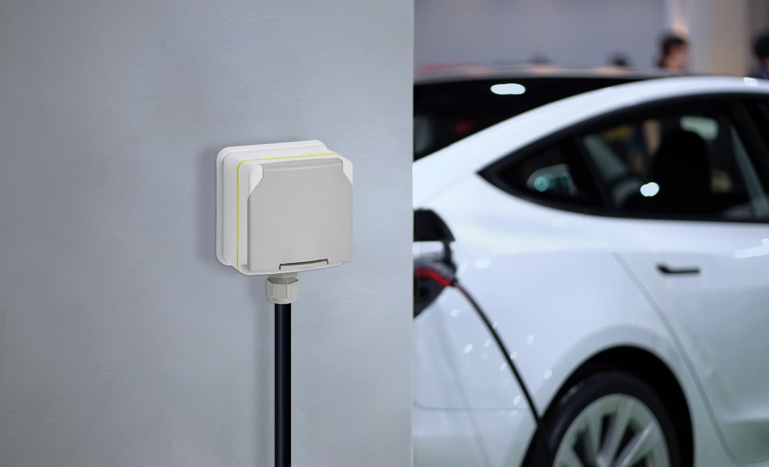 Photographie d'une prise de recharge renforcée type Green Up Legrand pour recharge à domicile de véhicules électriques 